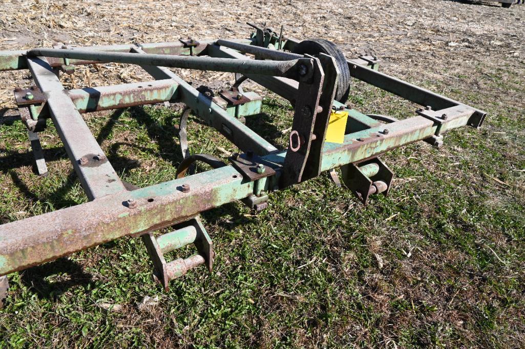 John Deere 1600 12-shank 3-pt. chisel plow