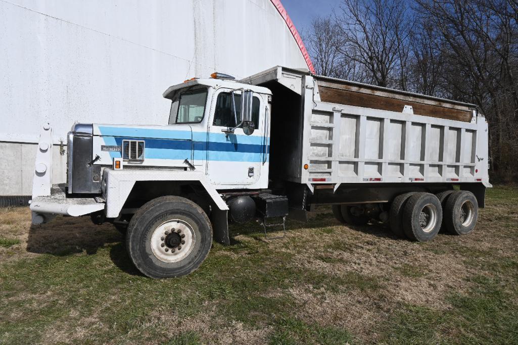 1991 International Paystar 5070 grain truck