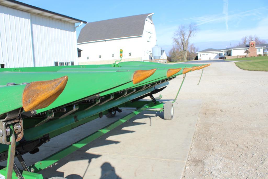 2013 John Deere 608C 8 row 30" corn head