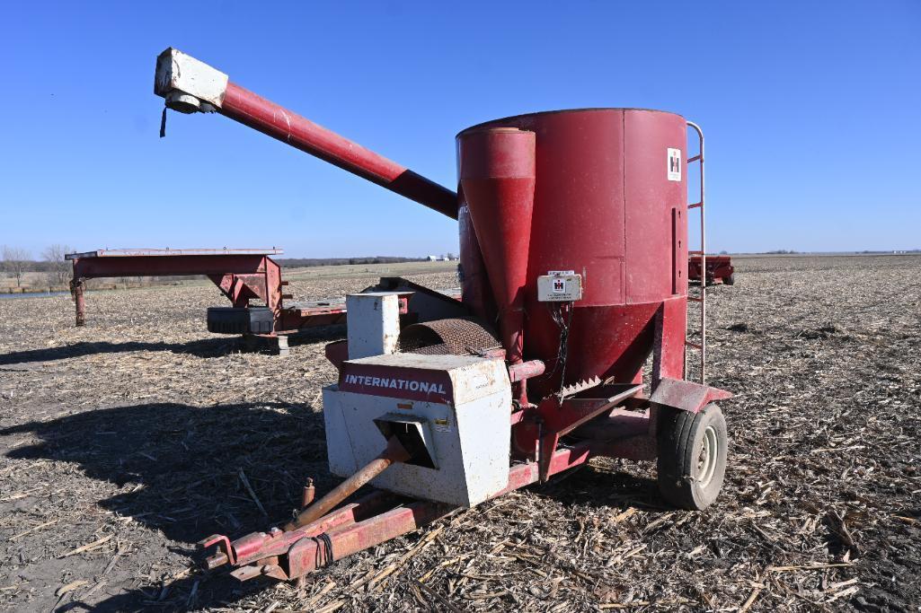 International 1150 grinder mixer