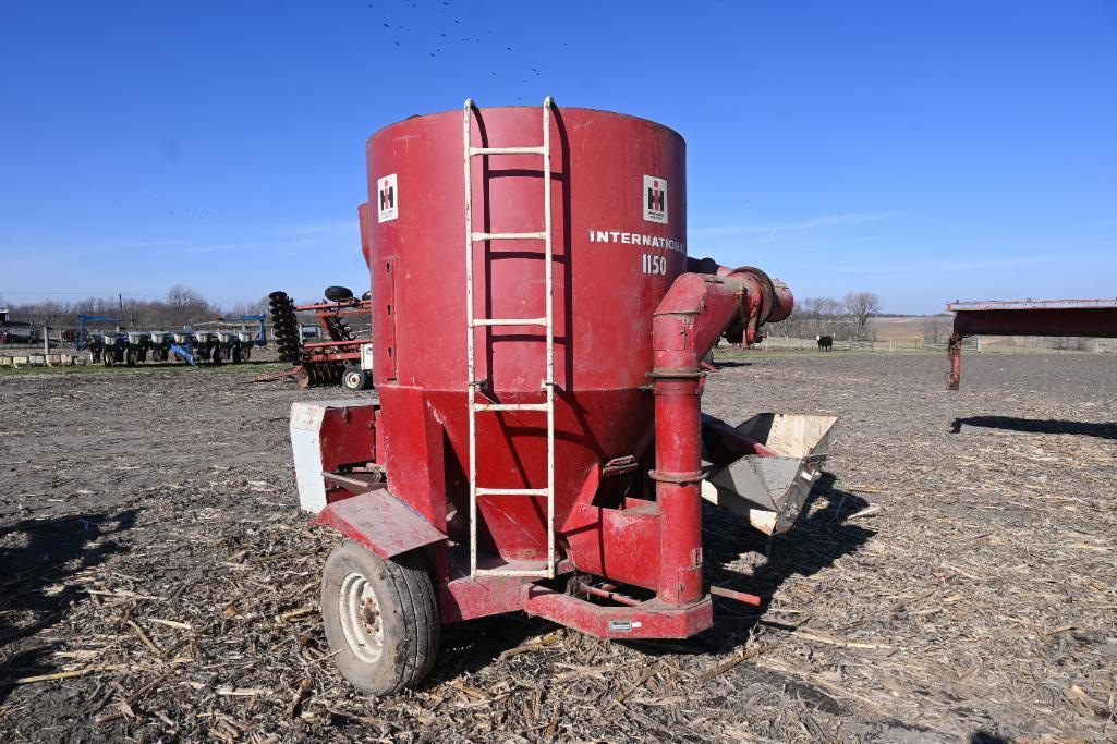 International 1150 grinder mixer