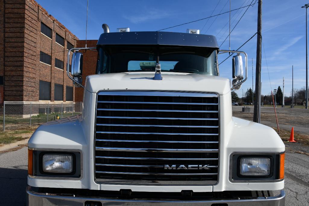 2018 Mack Pinnacle day cab semi