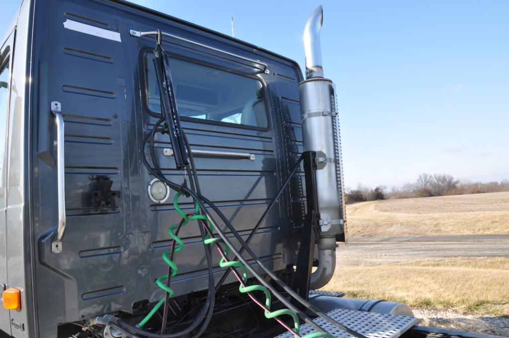 2007 Volvo day cab semi