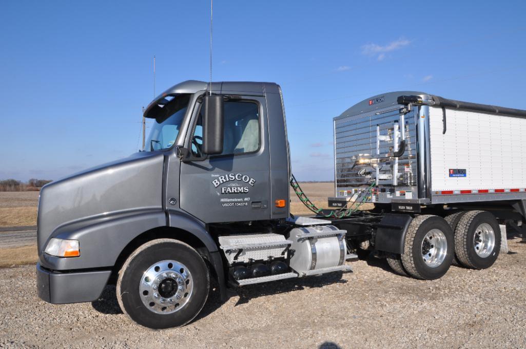 2007 Volvo day cab semi