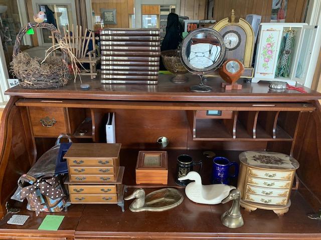 Lot of decorative items Desk not included!