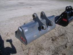 2-01112 (Equip.-Implement- misc.)  Seller:Private/Dealer EMAQ 60 INCH JD-HITACHI 200 BUCKET ATTAC