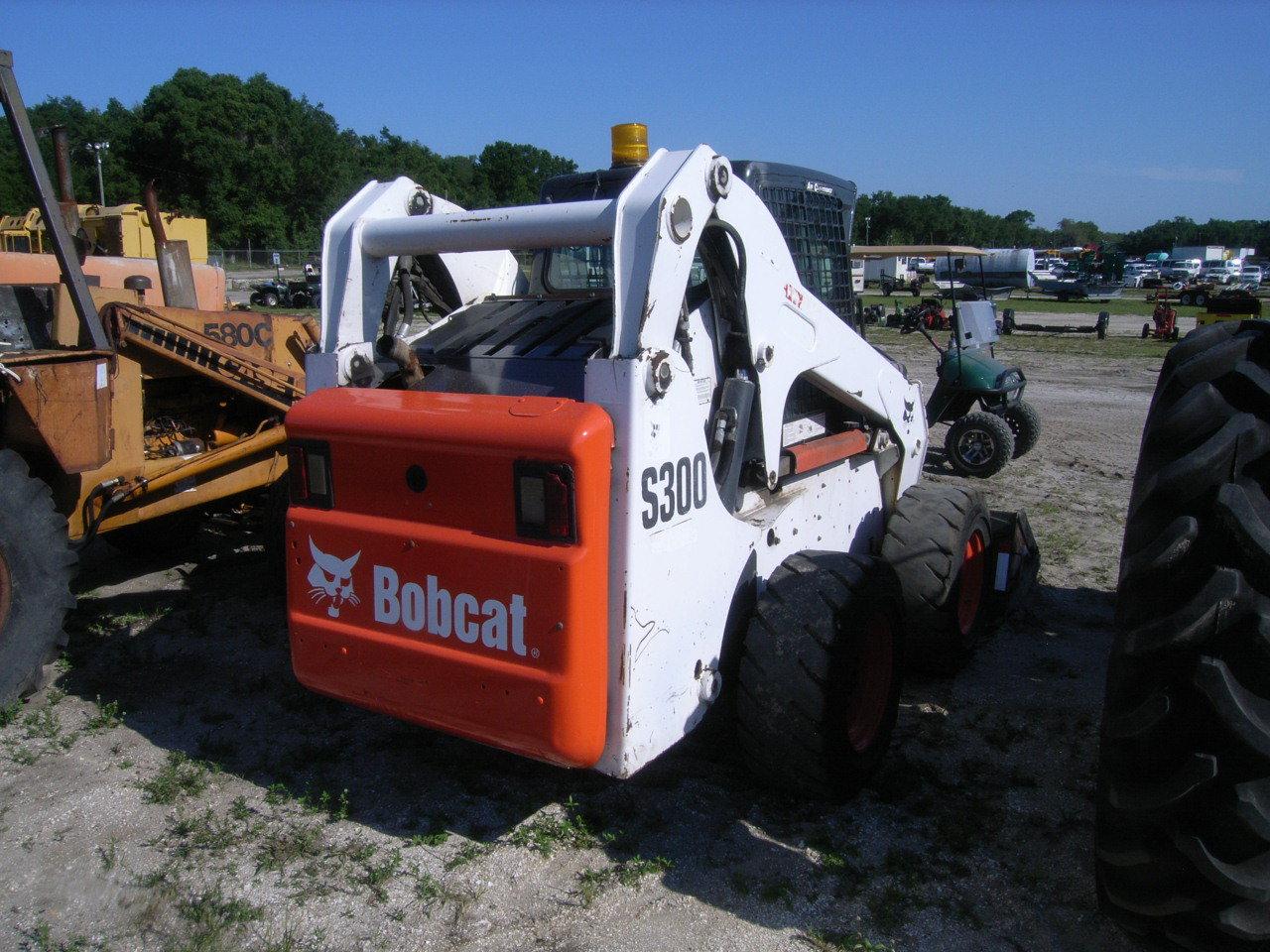 5-01134 (Equip.-Loader- skid steer)  Seller:Private/Dealer BOBCAT S300 CAB SKID STEER LOADER