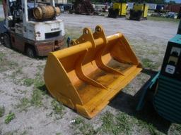 7-01136 (Equip.-Implement- misc.)  Seller:Private/Dealer 82 INCH LOADER BUCKET ATTACHMENT