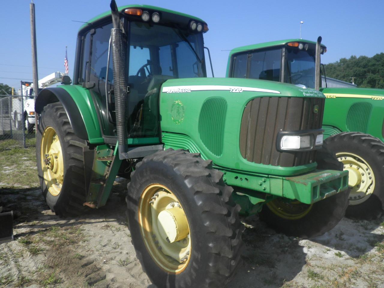 6-01140 (Equip.-Tractor)  Seller: Gov/Manatee County JOHN DEERE 7220 4X4 ENCLOSED CAB DIESEL