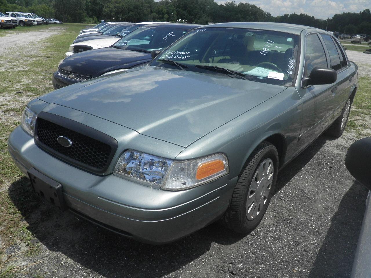 6-06116 (Cars-Sedan 4D)  Seller: Gov/Hillsborough County Sheriff-s 2006 FORD CROWNVIC