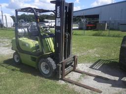 9-01122 (Equip.-Fork lift)  Seller:Private/Dealer CLARK CMP25L 4000LB L.P.G. FORKLIFT