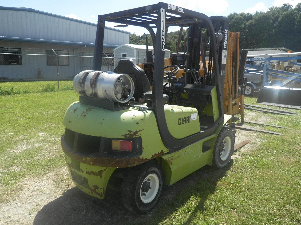 10-01122 (Equip.-Fork lift)  Seller:Private/Dealer CLARK CMP25L 4000LB L.P.G. FORKLIFT