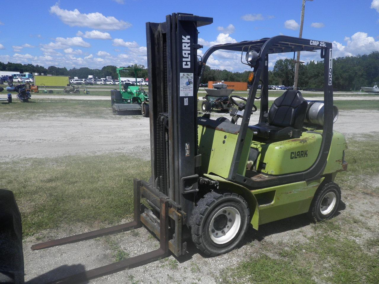 11-01124 (Equip.-Fork lift)  Seller:Private/Dealer CLARK CMP25L 4000LB L.P.G. FORKLIFT