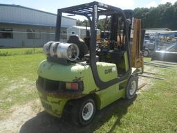 11-01124 (Equip.-Fork lift)  Seller:Private/Dealer CLARK CMP25L 4000LB L.P.G. FORKLIFT