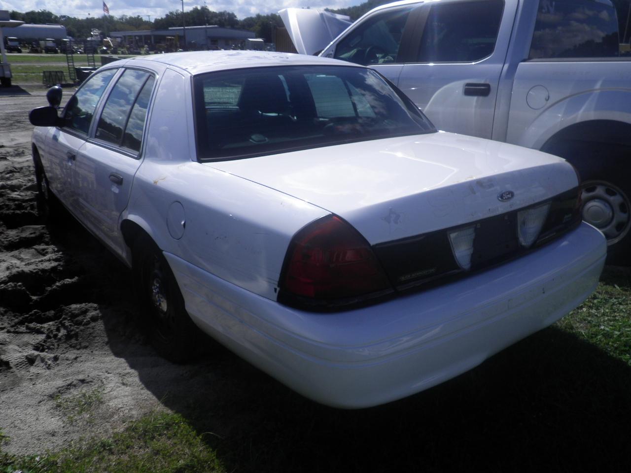 11-05132 (Cars-Sedan 4D)  Seller: Gov/Hillsborough County Sheriff-s 2011 FORD CROWNVIC