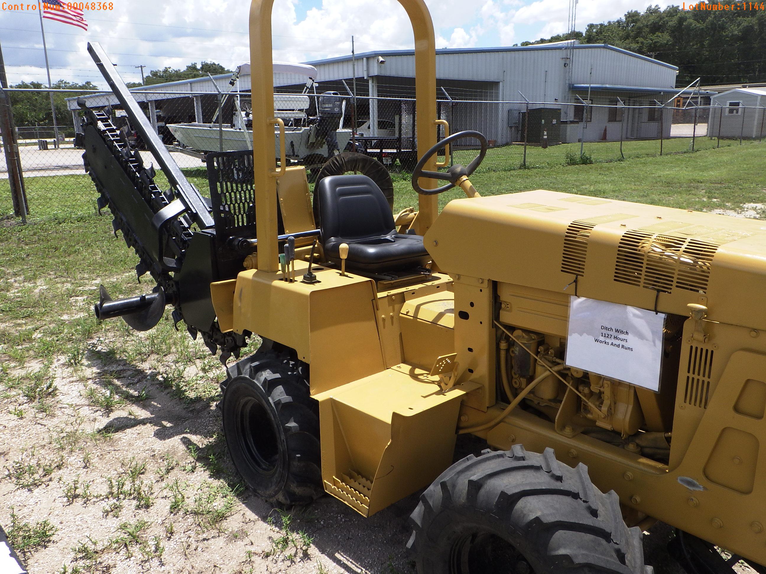 8-01144 (Equip.-Trencher)  Seller:Private/Dealer DITCH WITCH 3700DD TRENCHER WIT