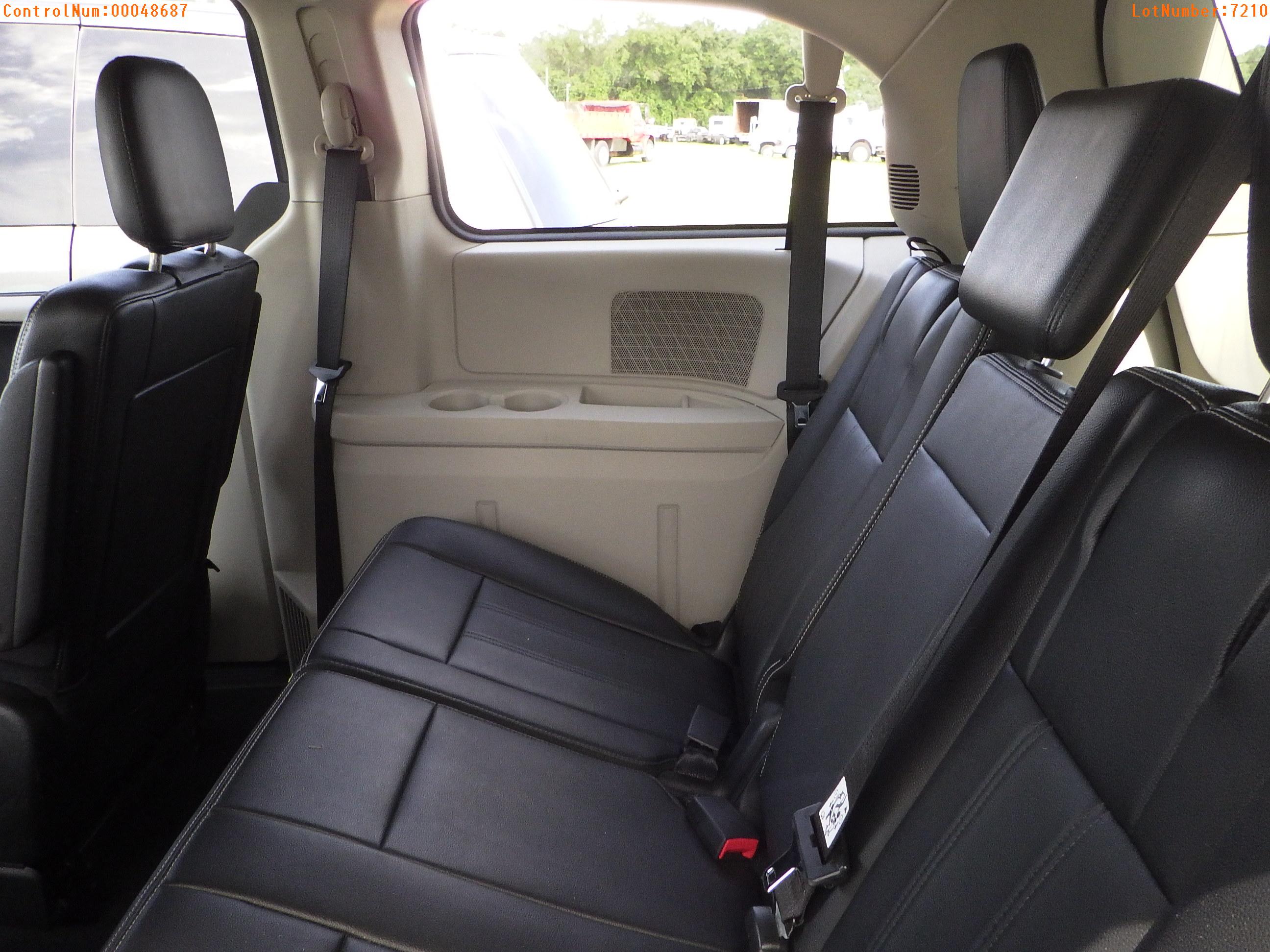 9-07121 (Cars-Van 3D)  Seller:Private/Dealer 2014 CHRY TOWN&COUN