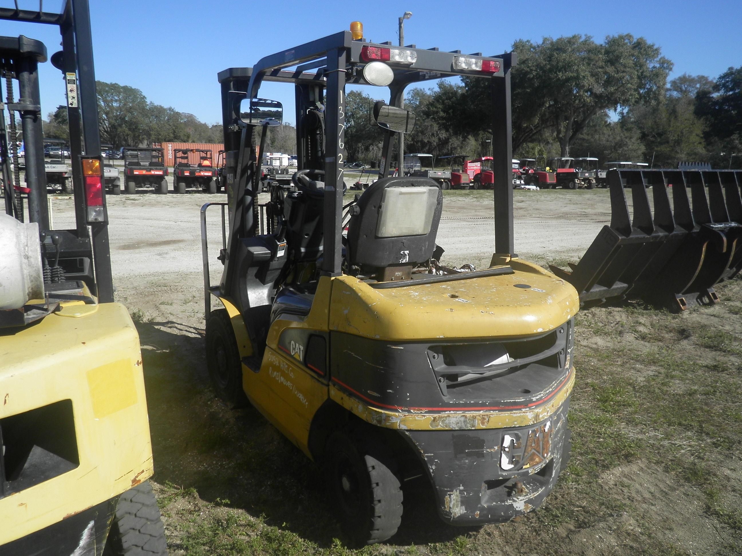 2-01172 (Equip.-Fork lift)  Seller: Gov-Hillsborough County B.O.C.C. CATERPILLAR