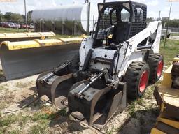 3-01144 (Equip.-Loader skid steer)  Seller:Private/Dealer BOBCAT S220 SKID STEER