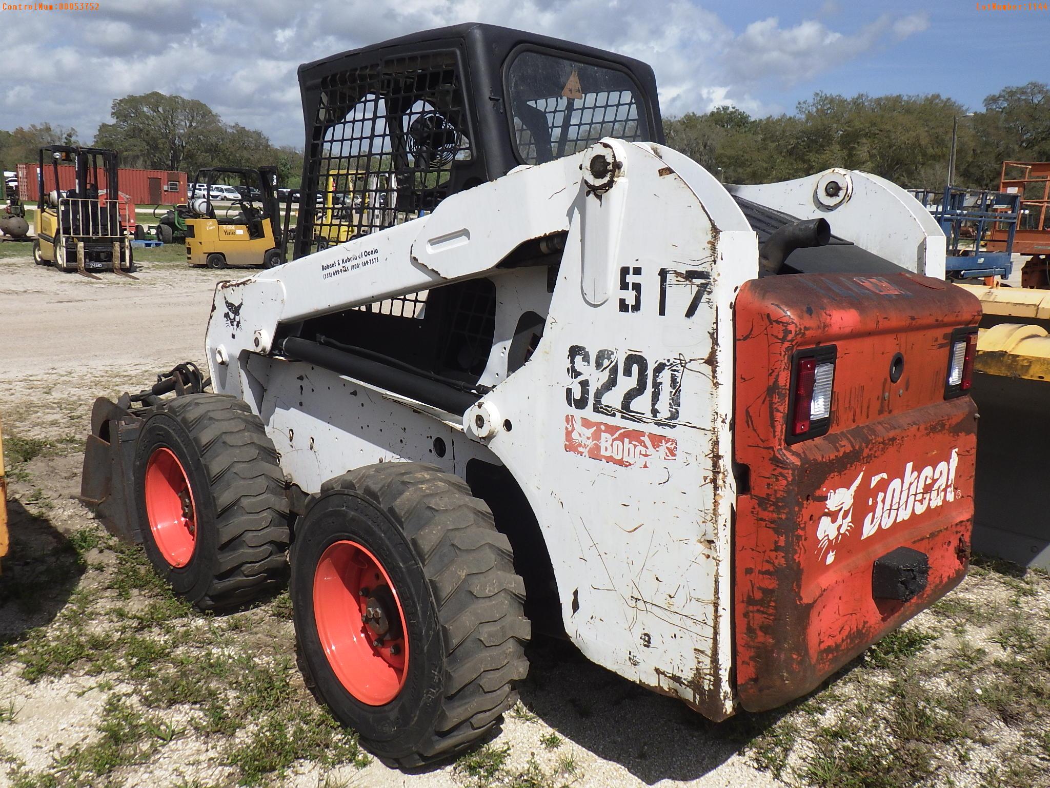 3-01144 (Equip.-Loader skid steer)  Seller:Private/Dealer BOBCAT S220 SKID STEER