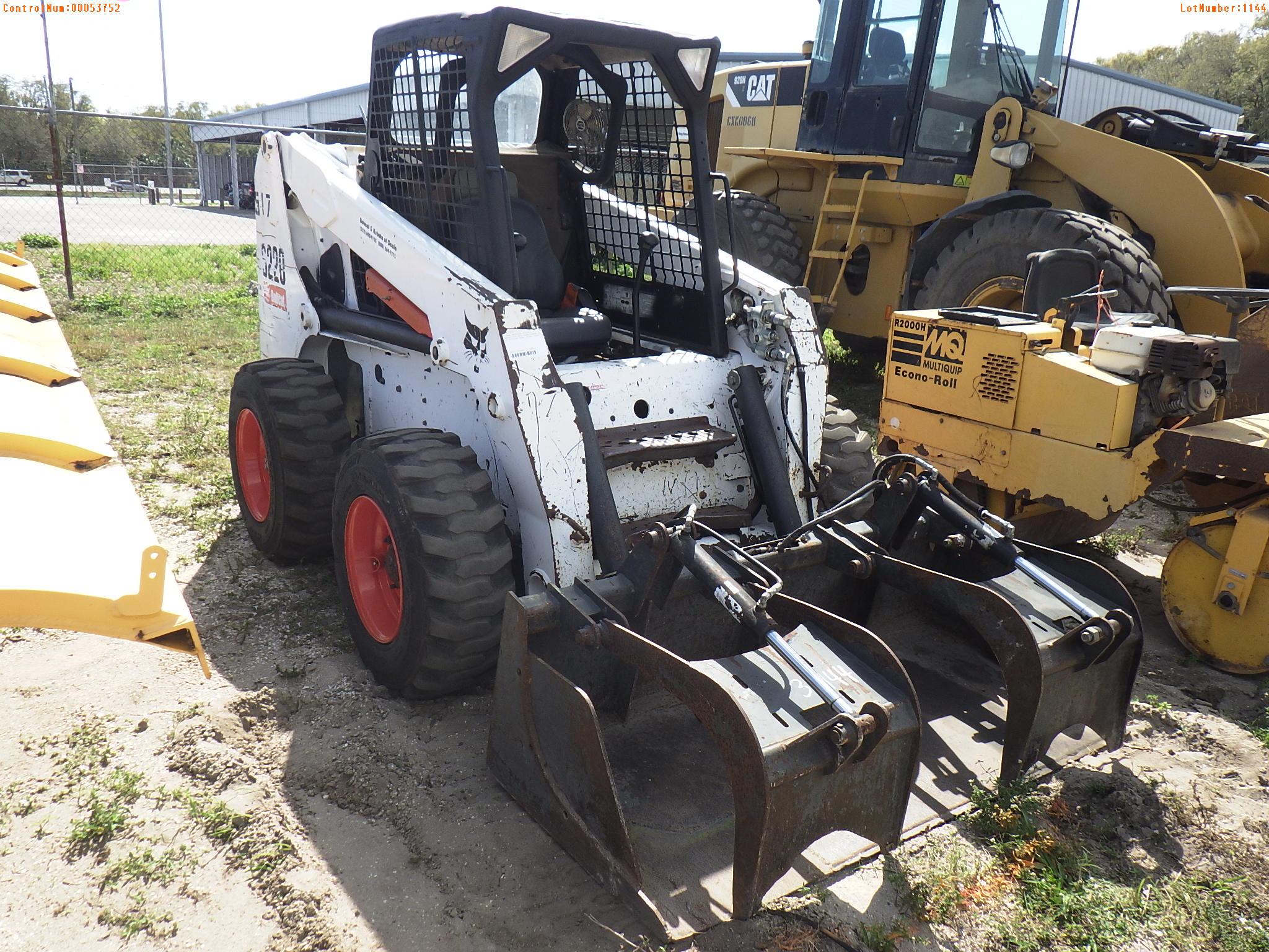 3-01144 (Equip.-Loader skid steer)  Seller:Private/Dealer BOBCAT S220 SKID STEER