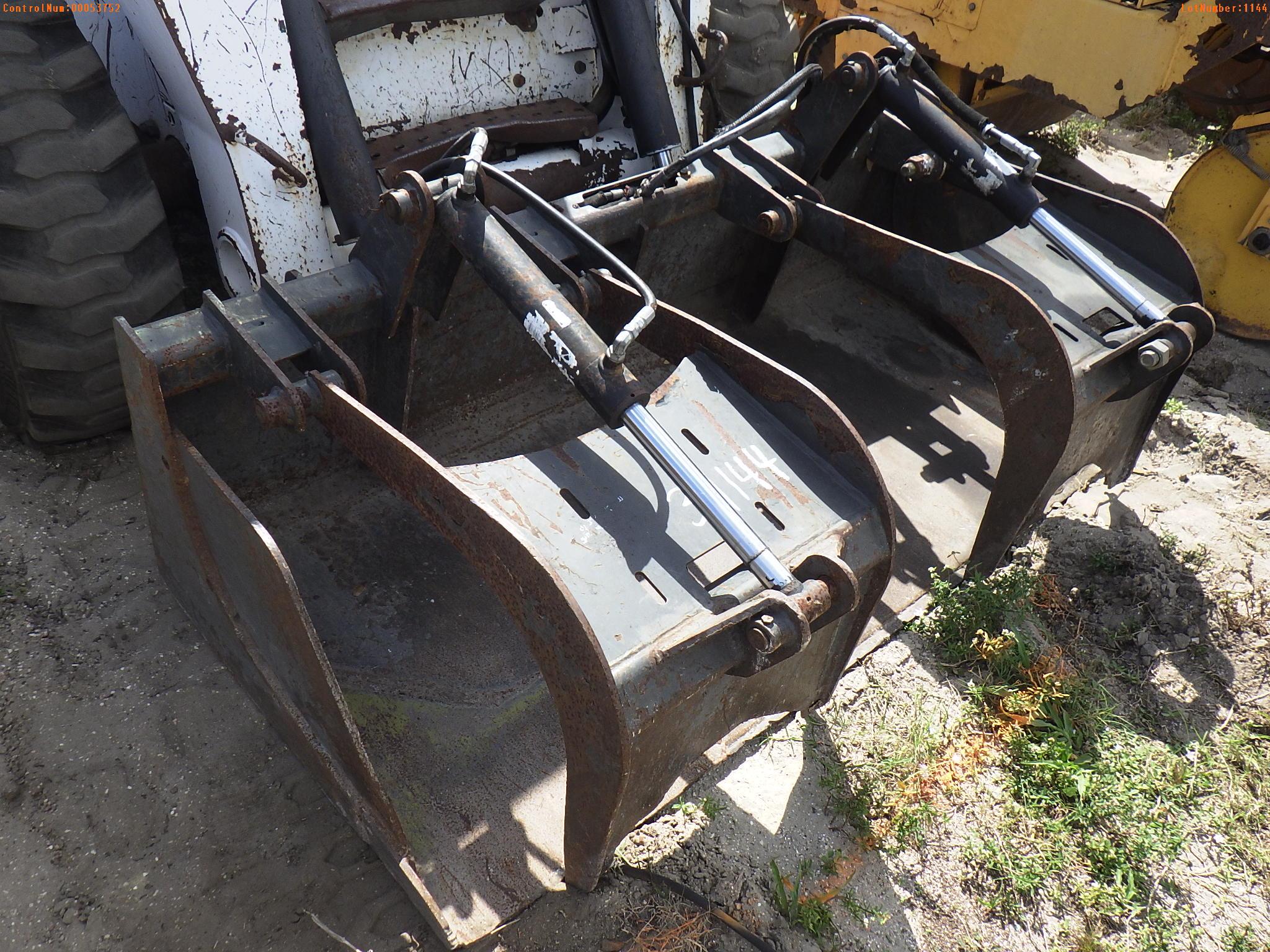 3-01144 (Equip.-Loader skid steer)  Seller:Private/Dealer BOBCAT S220 SKID STEER