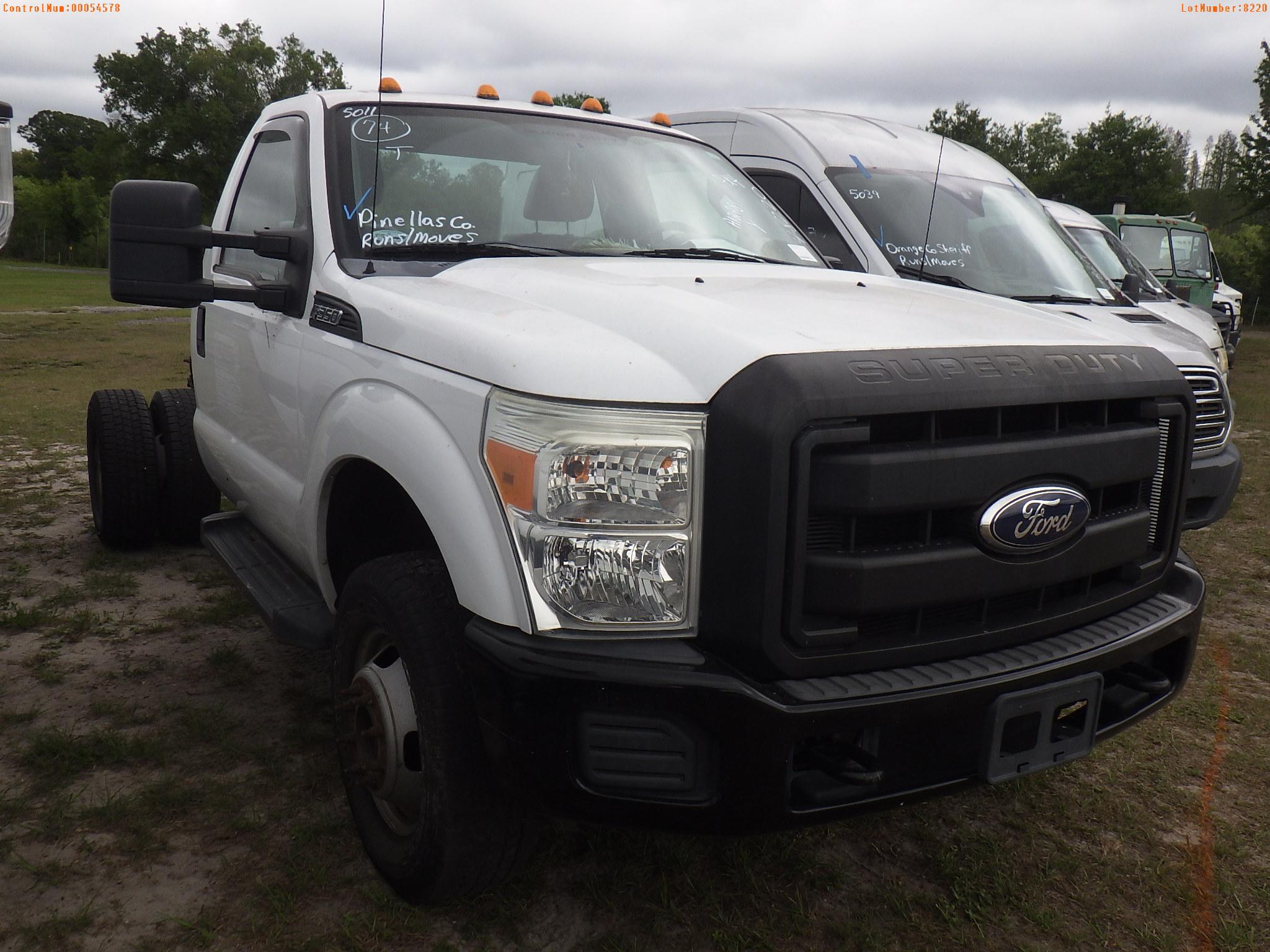 4-08220 (Trucks-Chasis)  Seller: Gov-Pinellas County BOCC 2011 FORD F350