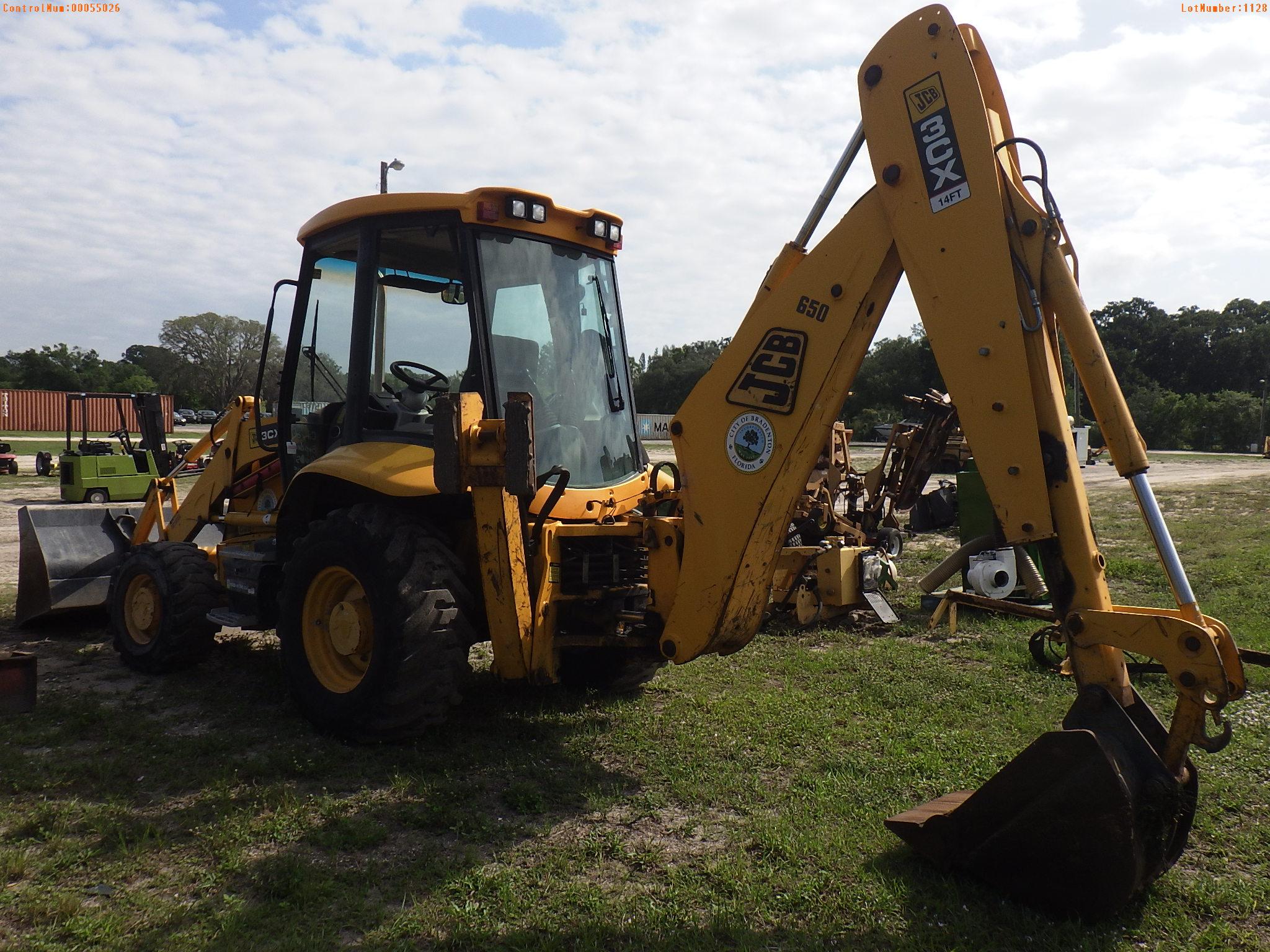 5-01128 (Equip.-Backhoe)  Seller: Gov-City of Bradenton JCB 3CX EXTEND A HOE CAB