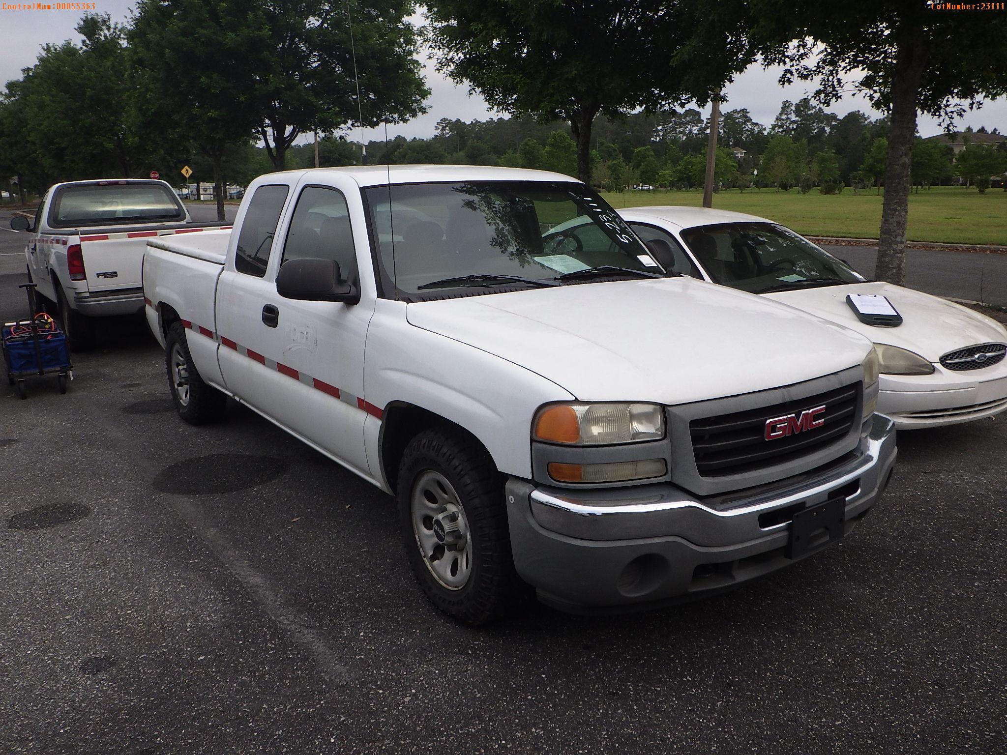 5-23111 (Trucks-Pickup 2D)  Seller: Florida State D.O.T. 2005 GMC 1500