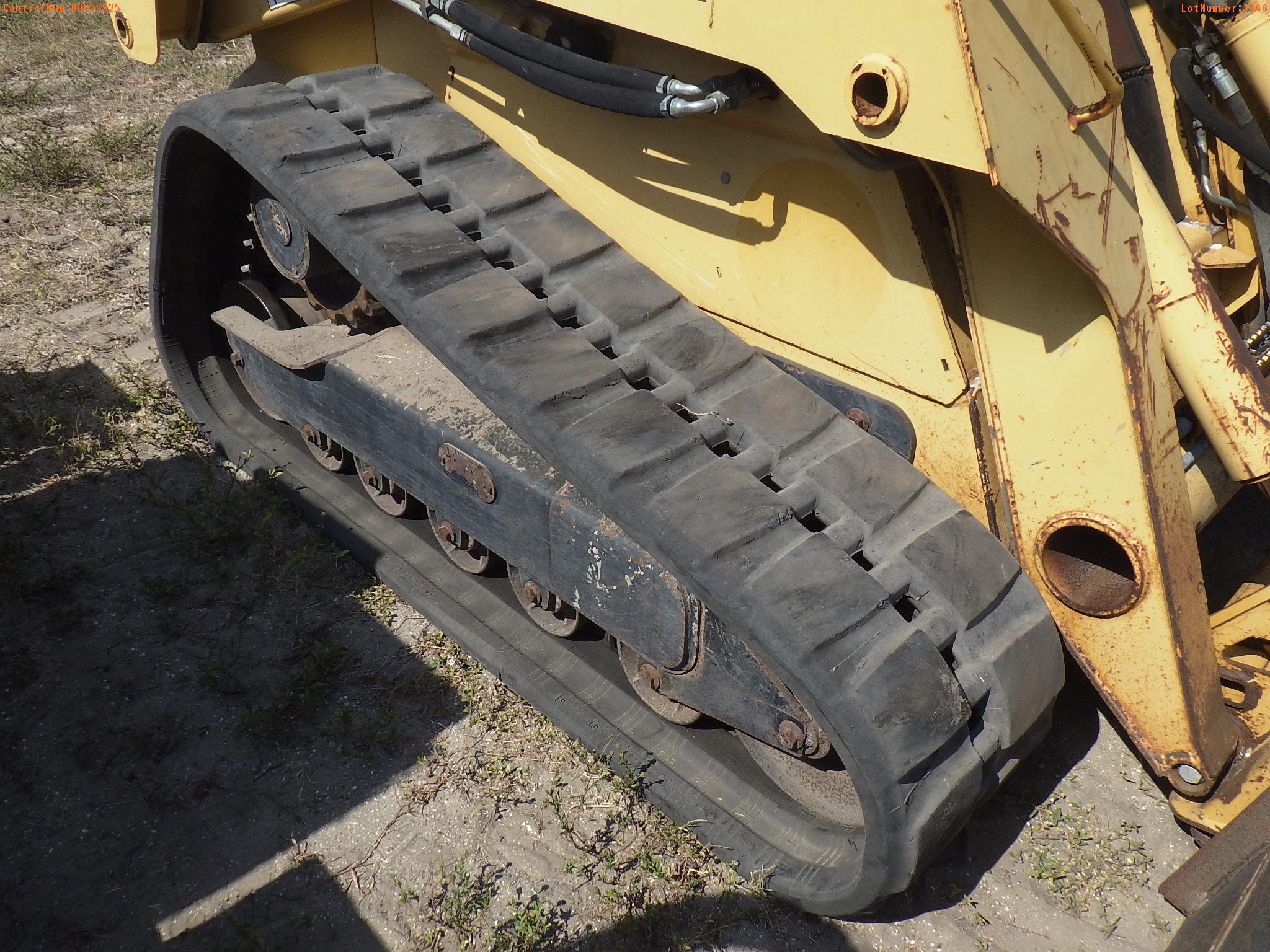 6-01146 (Equip.-Loader skid steer)  Seller: Gov-Manatee County JOHN DEERE CT332