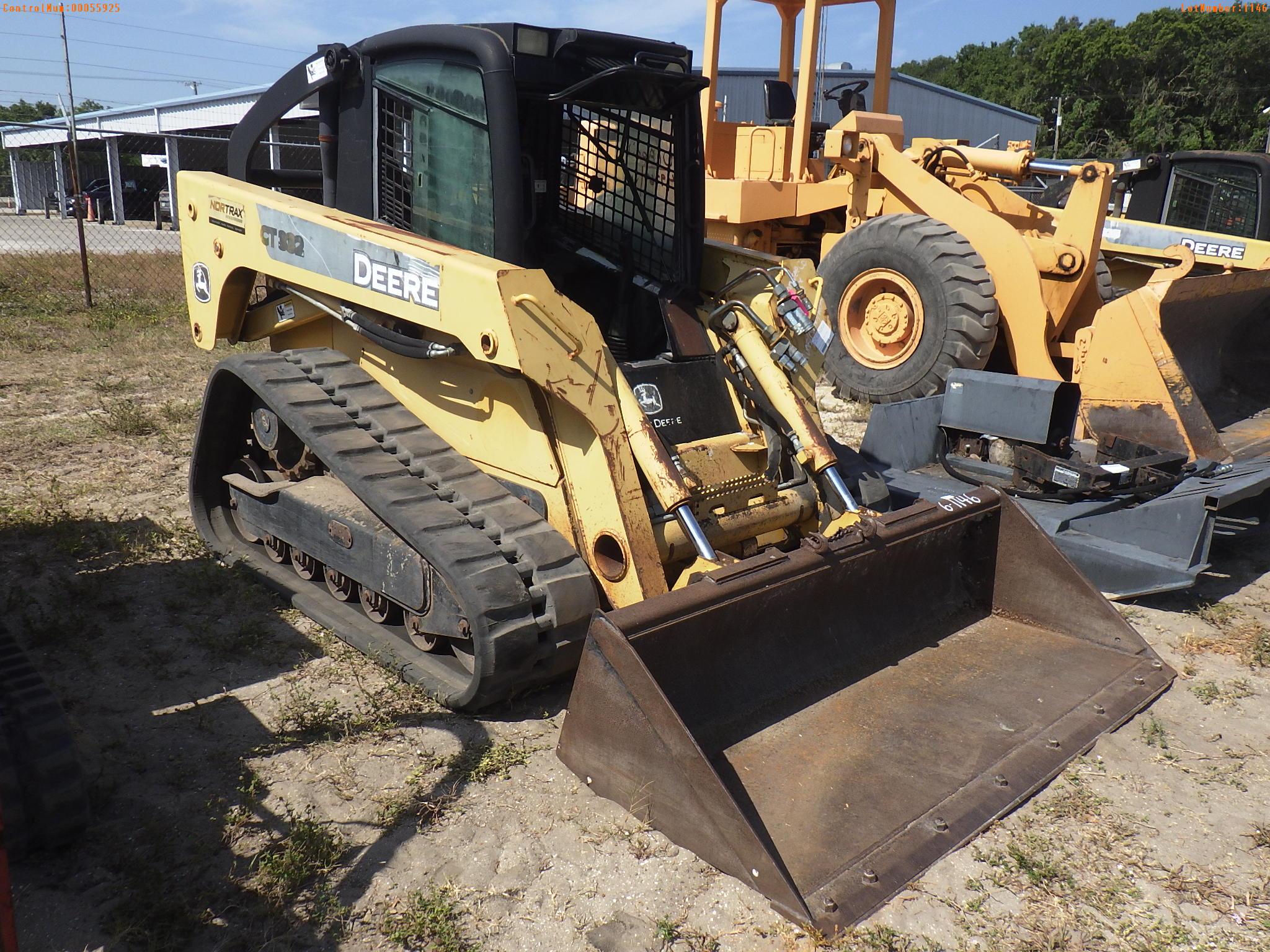 6-01146 (Equip.-Loader skid steer)  Seller: Gov-Manatee County JOHN DEERE CT332