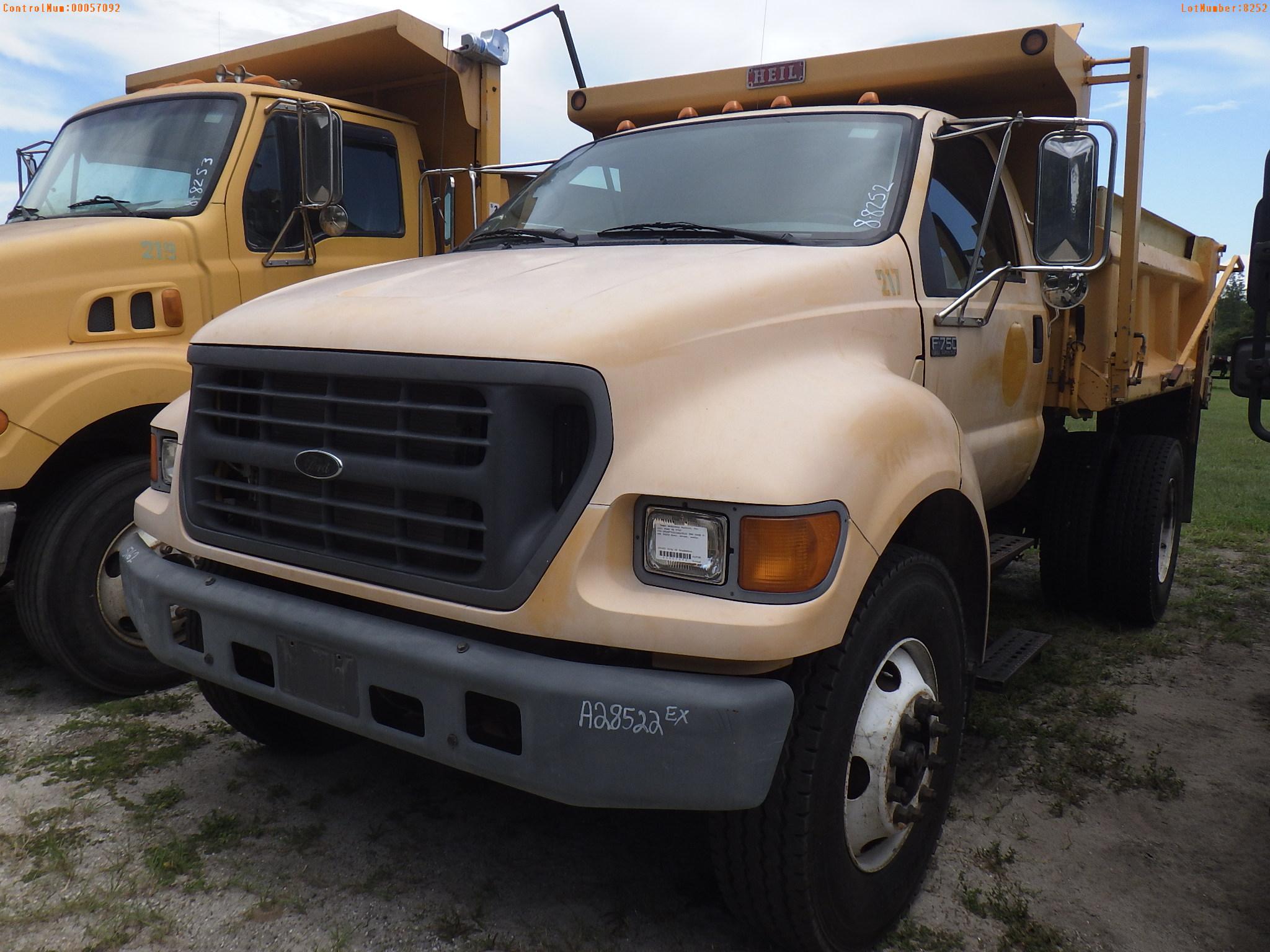 8-08252 (Trucks-Dump)  Seller: Gov-City of Bradenton 2001 FORD F750