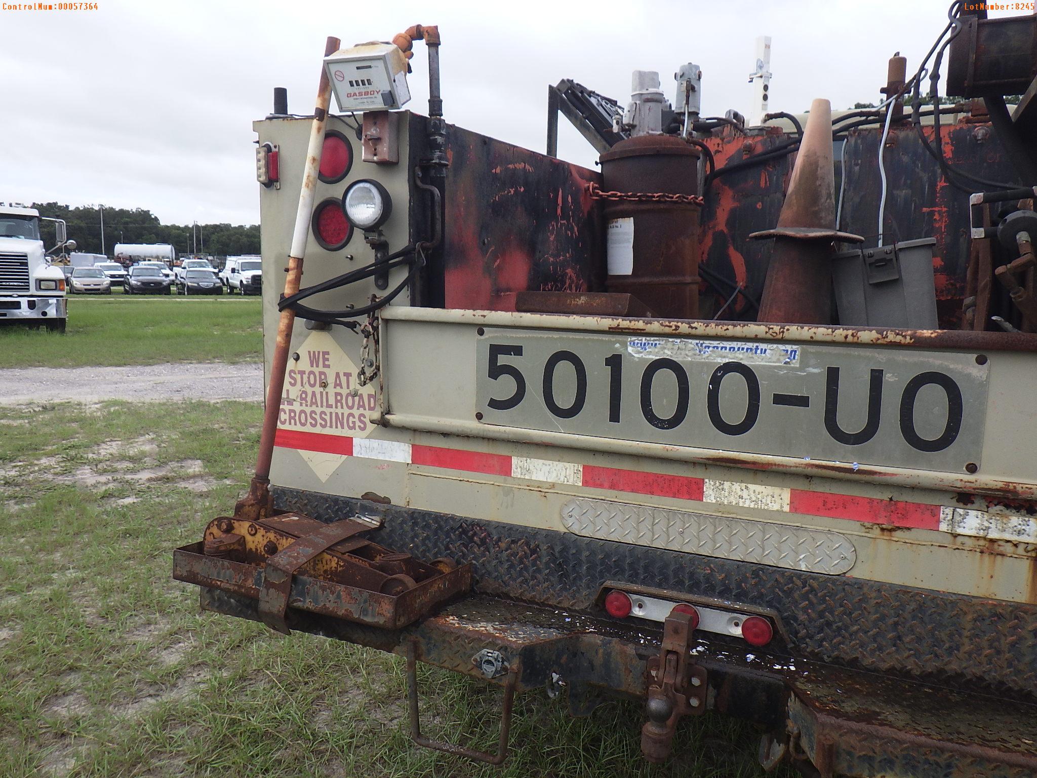 8-08245 (Trucks-Utility 2D)  Seller: Gov-Pinellas County BOCC 2000 INTL 4700