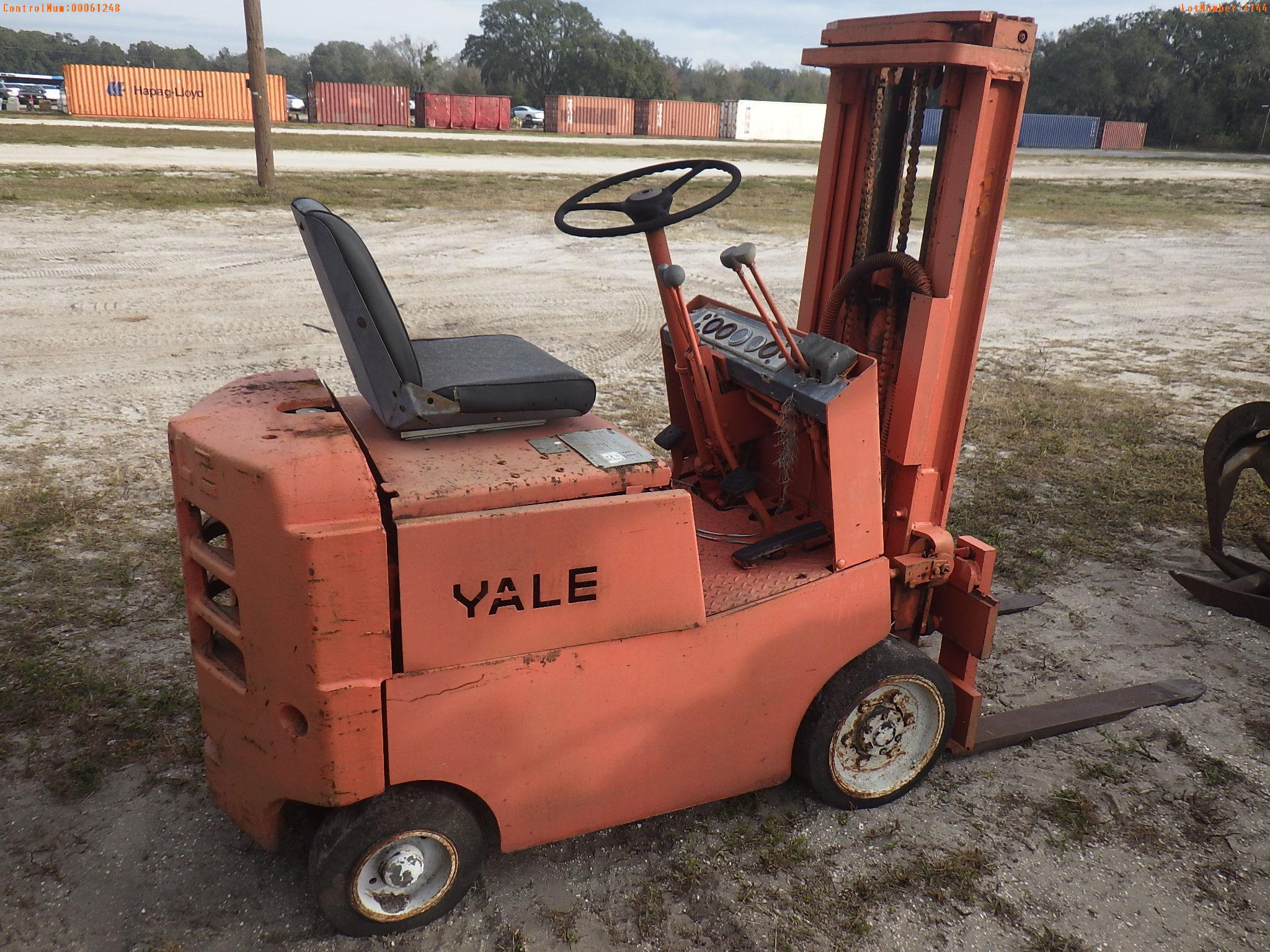 2-01144 (Equip.-Fork lift)  Seller:Private/Dealer YALE G82C-030-HFS-083 CUSHION