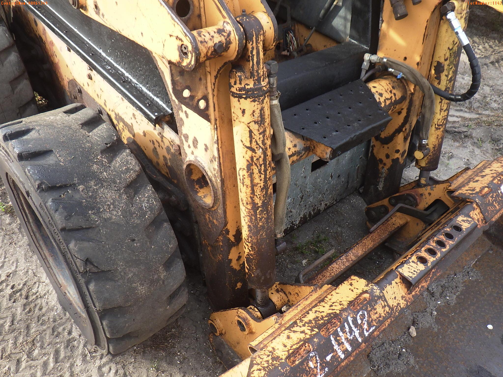 2-01142 (Equip.-Loader skid steer)  Seller:Private/Dealer CASE 40XT SKID STEER L