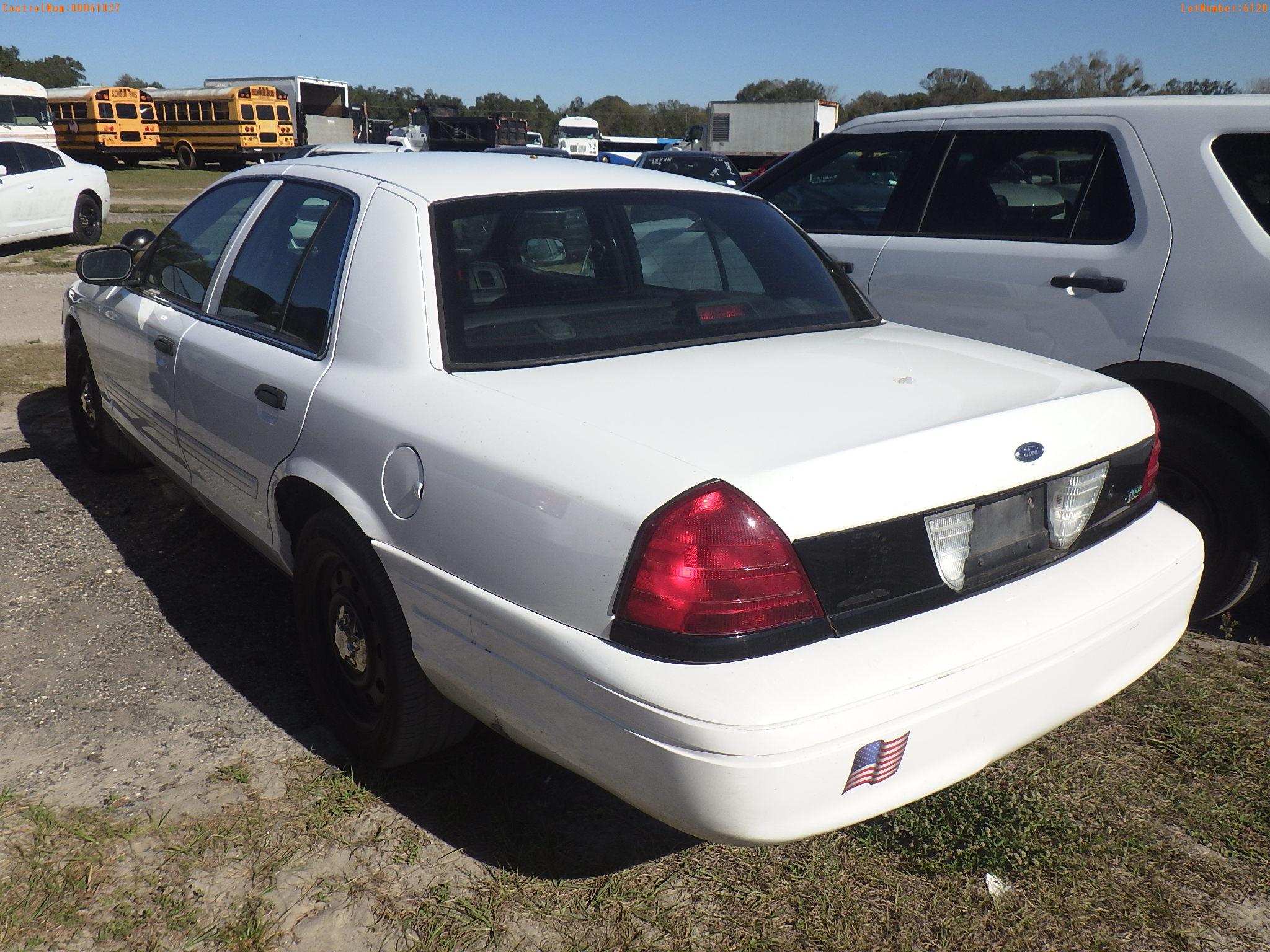 2-06120 (Cars-Sedan 4D)  Seller: Gov-Hernando County Sheriffs 2011 FORD CROWNVIC