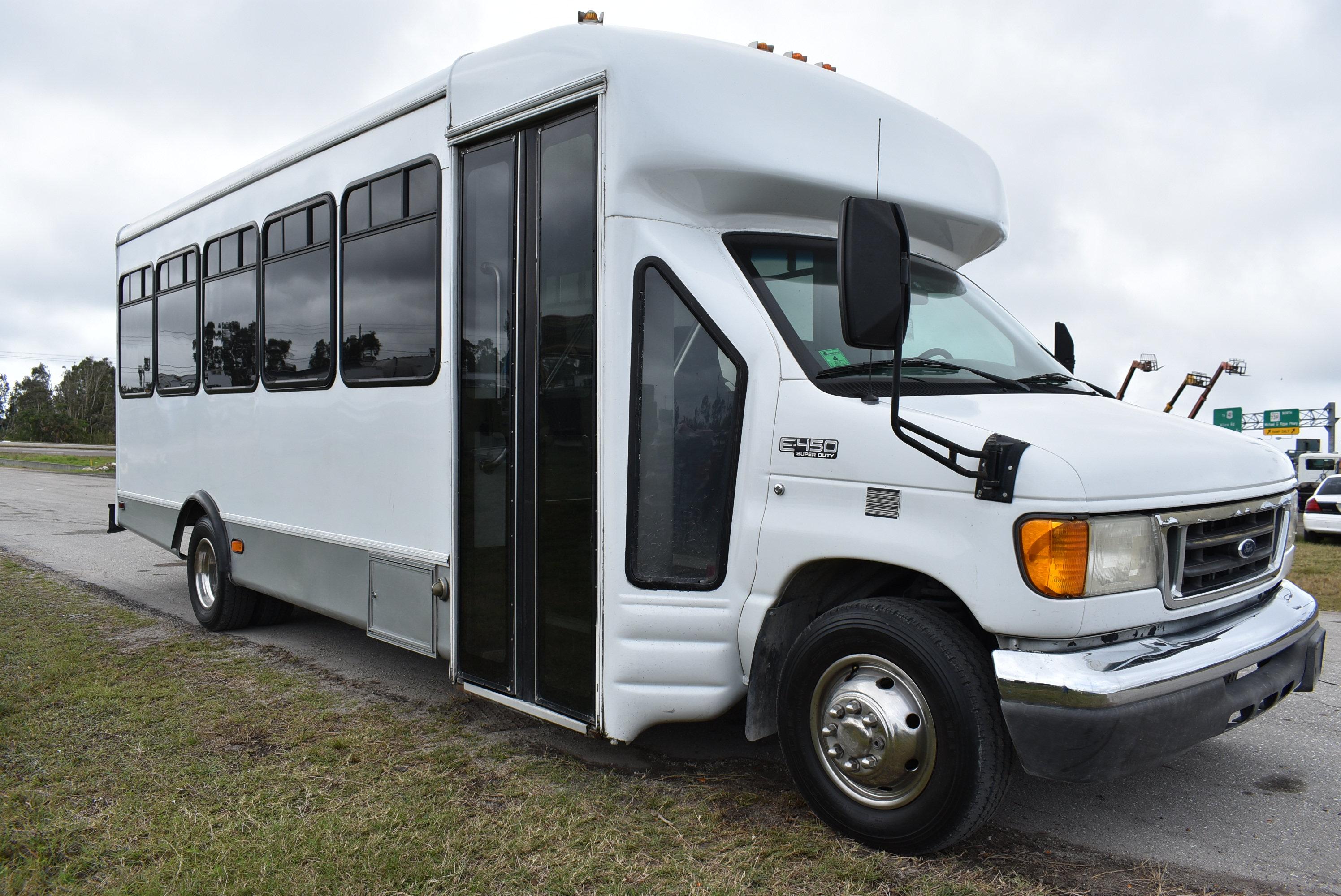 2005 Ford E-450 Super Duty 22 Passenger Bus