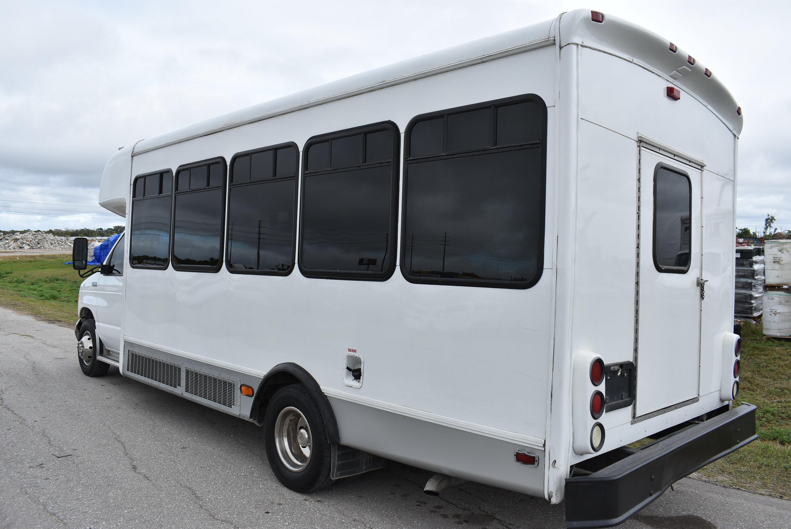 2005 Ford E-450 Super Duty 22 Passenger Bus