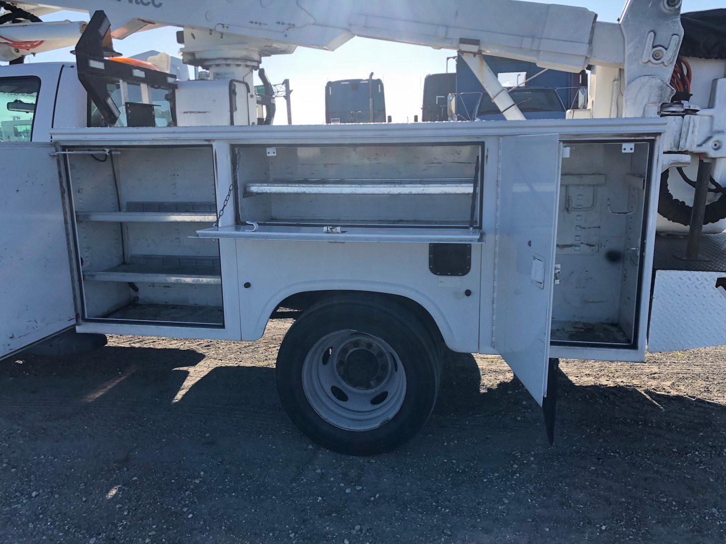 2006 Ford F550 37ft Over Center Bucket Truck