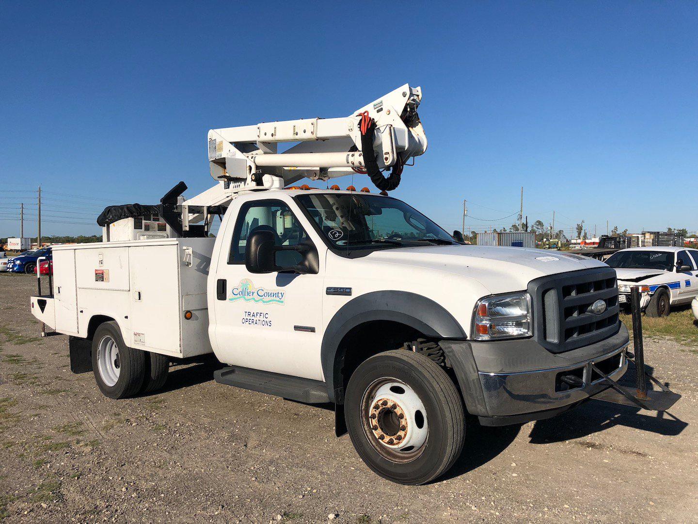 2006 Ford F550 37ft Over Center Bucket Truck