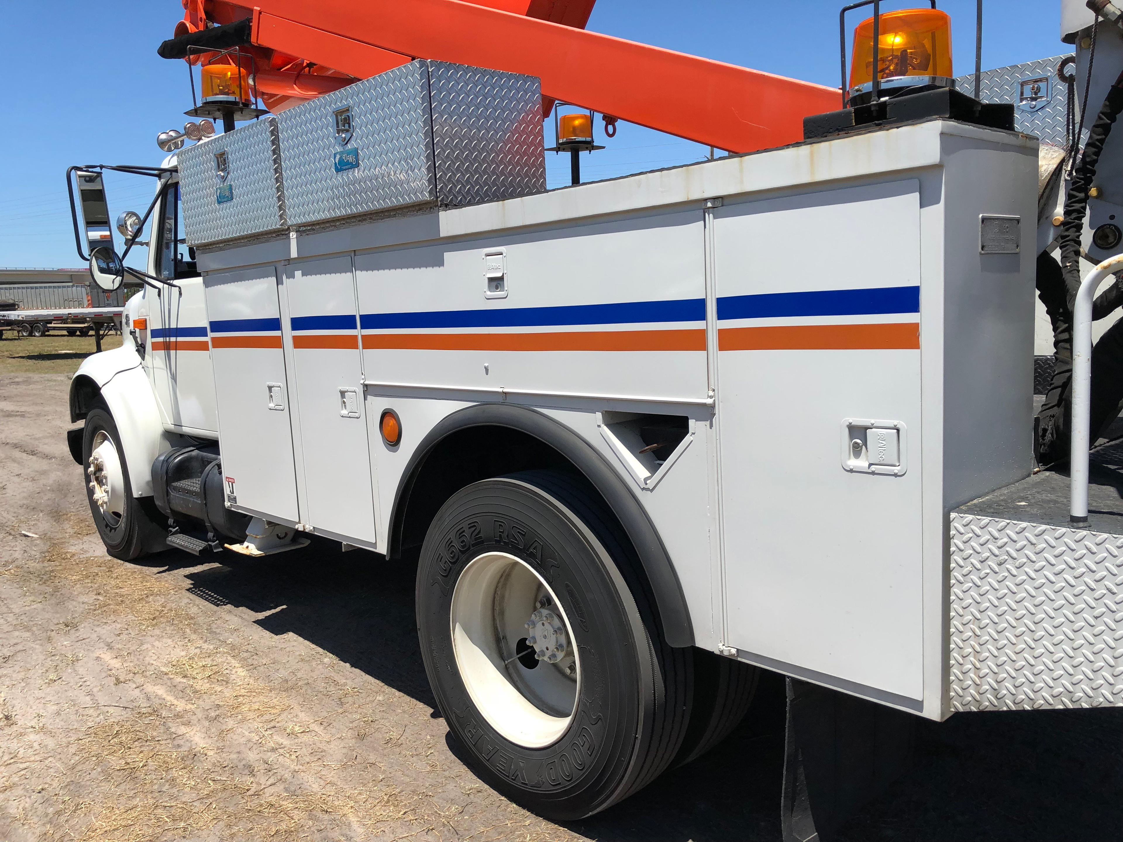 2001 International 4700 40ft OverCenter Bucket Truck