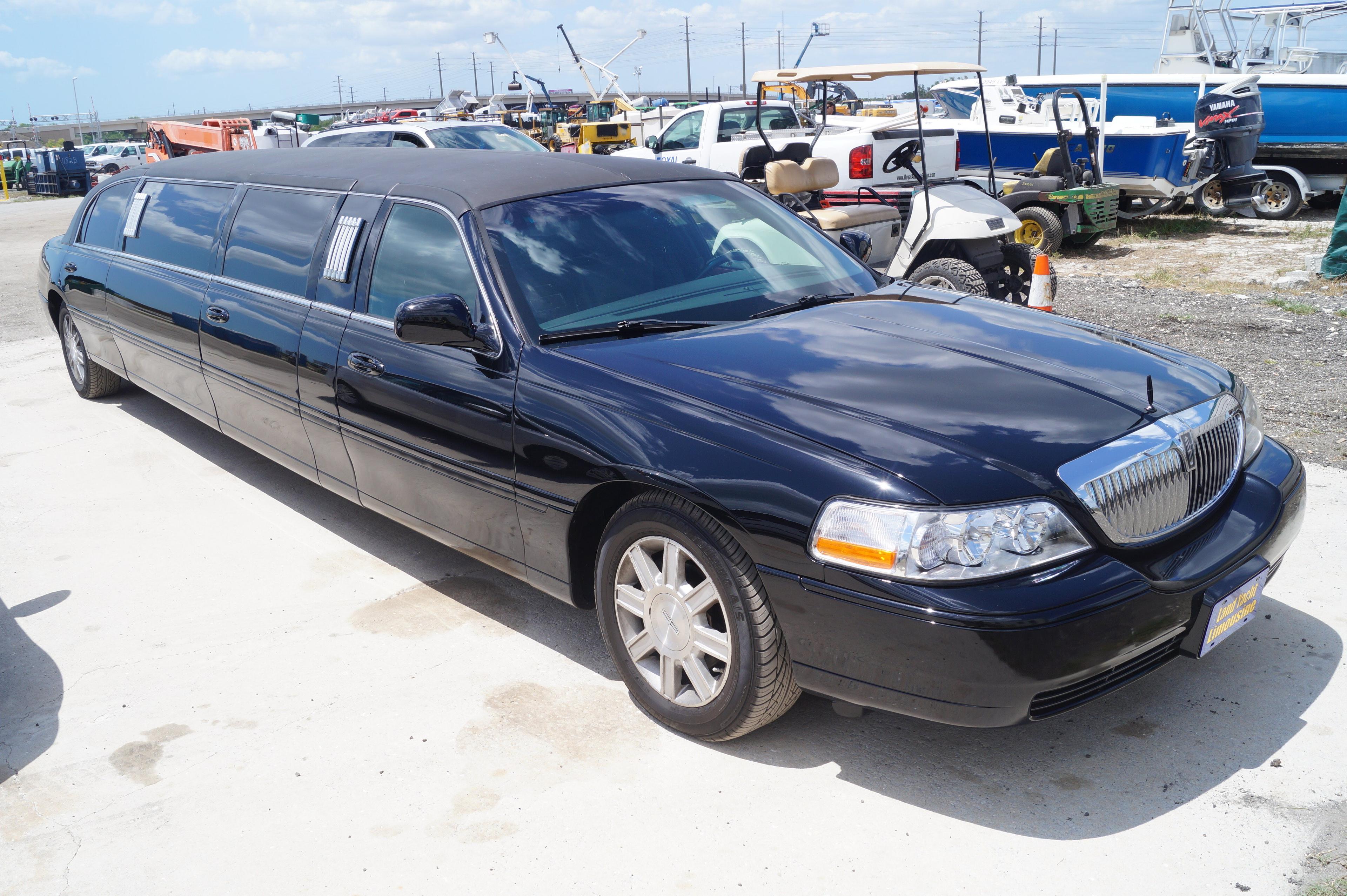 2009 Lincoln 9 Passenger 5 Door Limousine