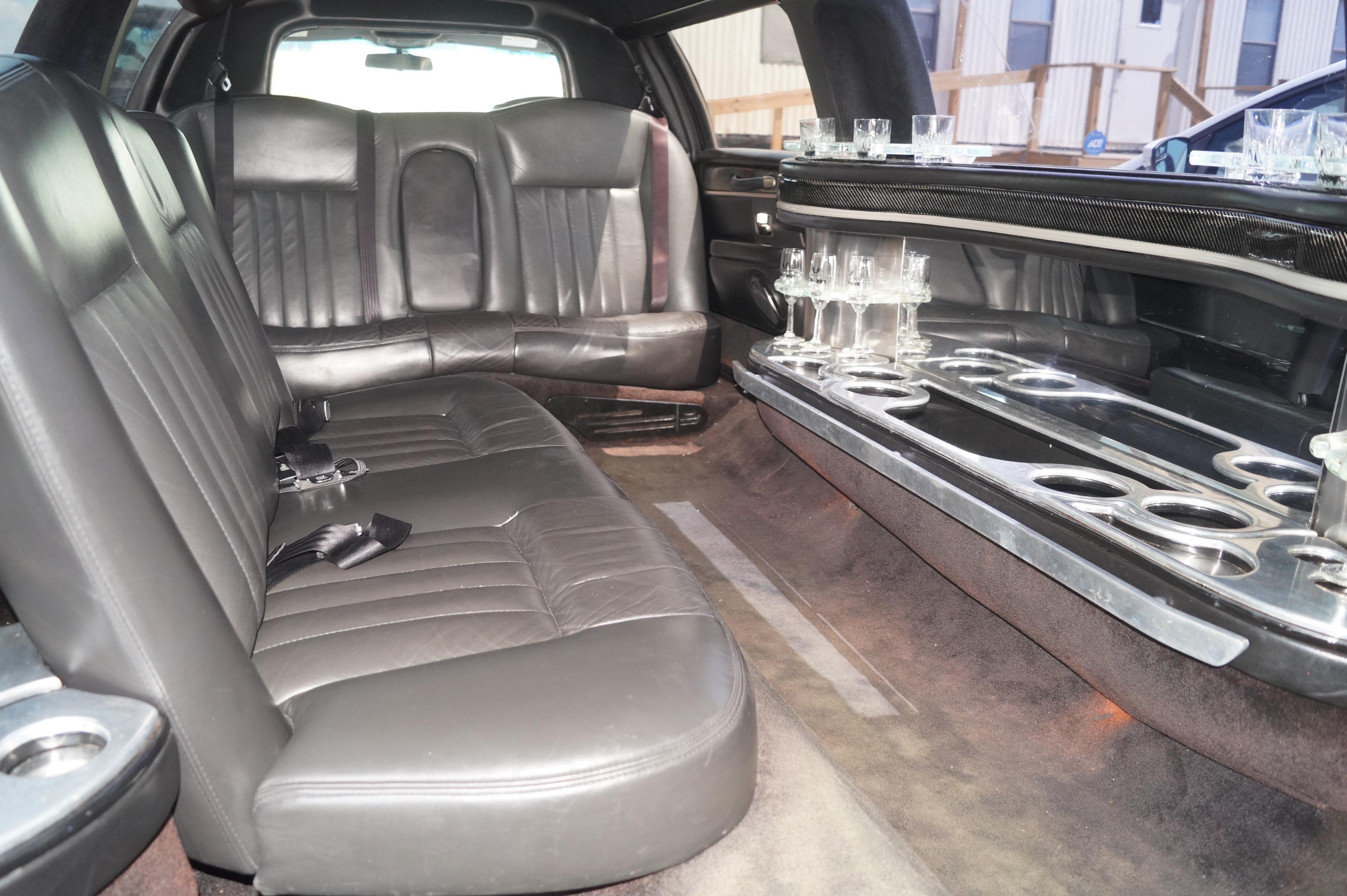 2009 Lincoln 9 Passenger 5 Door Limousine