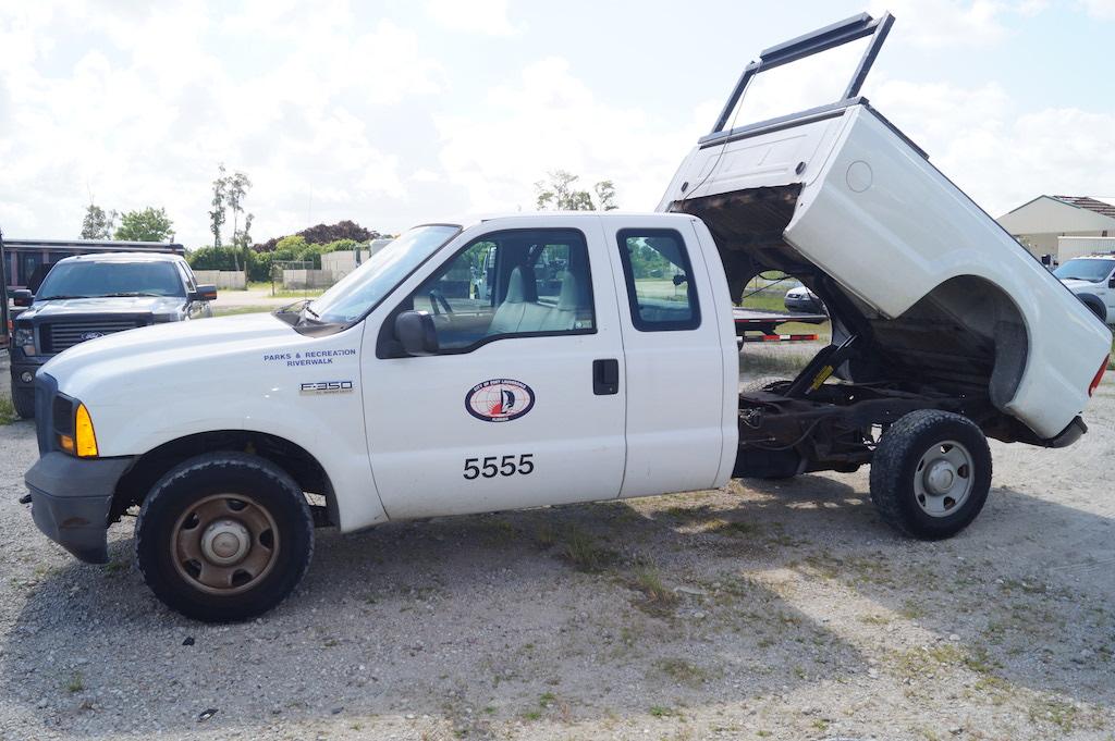 2006 Ford F-350 XL Super Duty Ext Cab Dump Pickup Truck