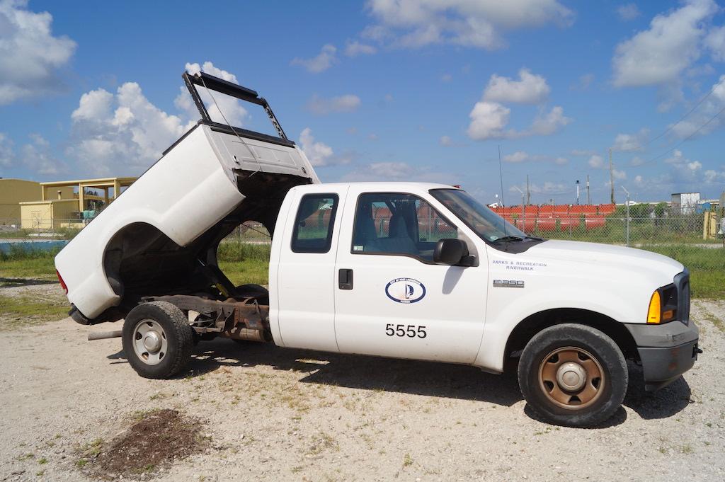 2006 Ford F-350 XL Super Duty Ext Cab Dump Pickup Truck