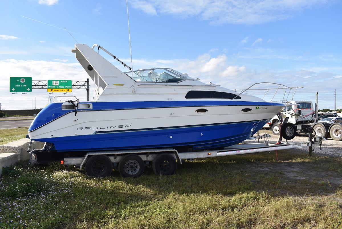 1991 Bayliner 27FT Cuddy Cabin Boat