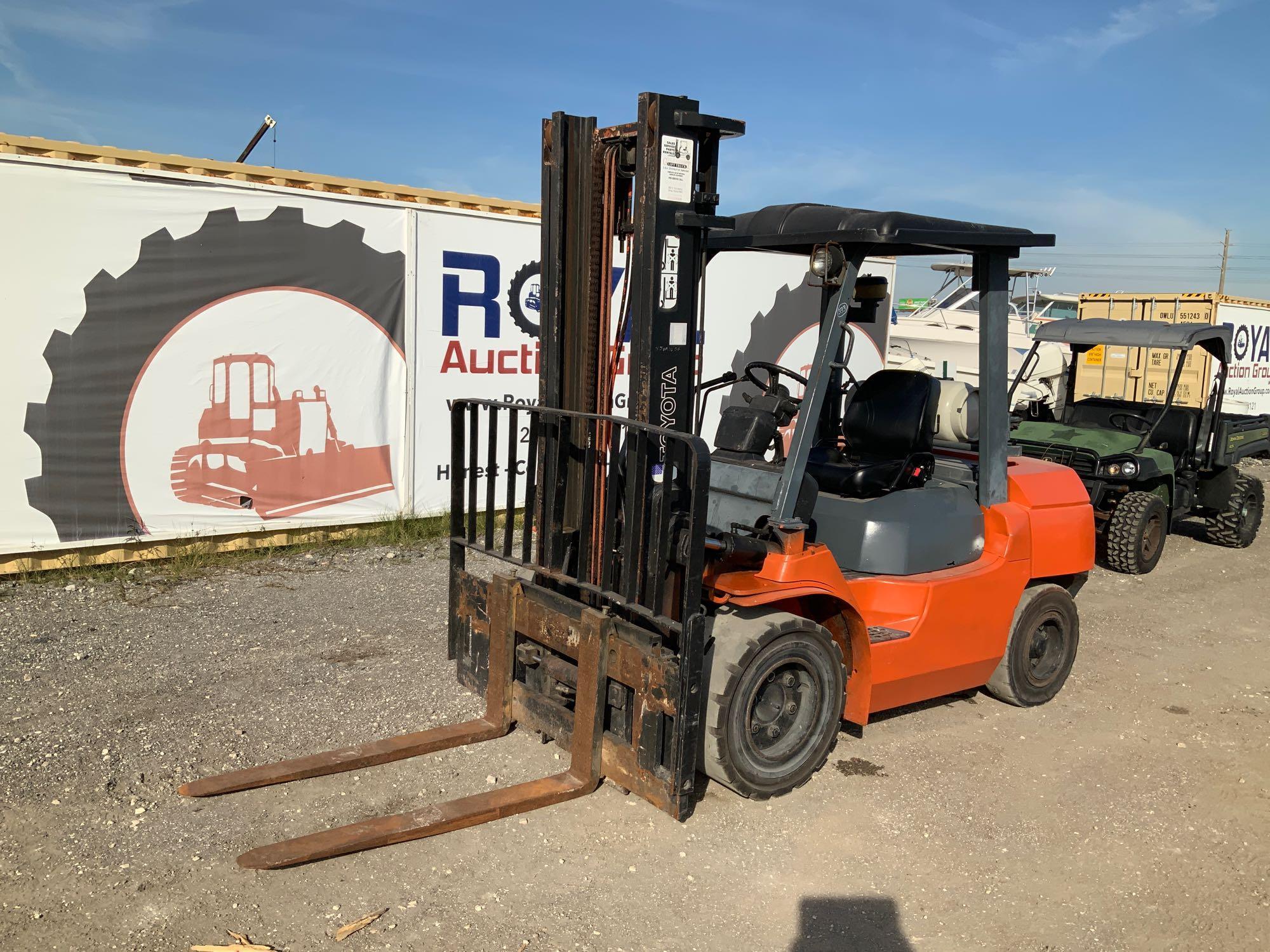 Toyota 7FGU35 7,300lb Solid Tire Forklift