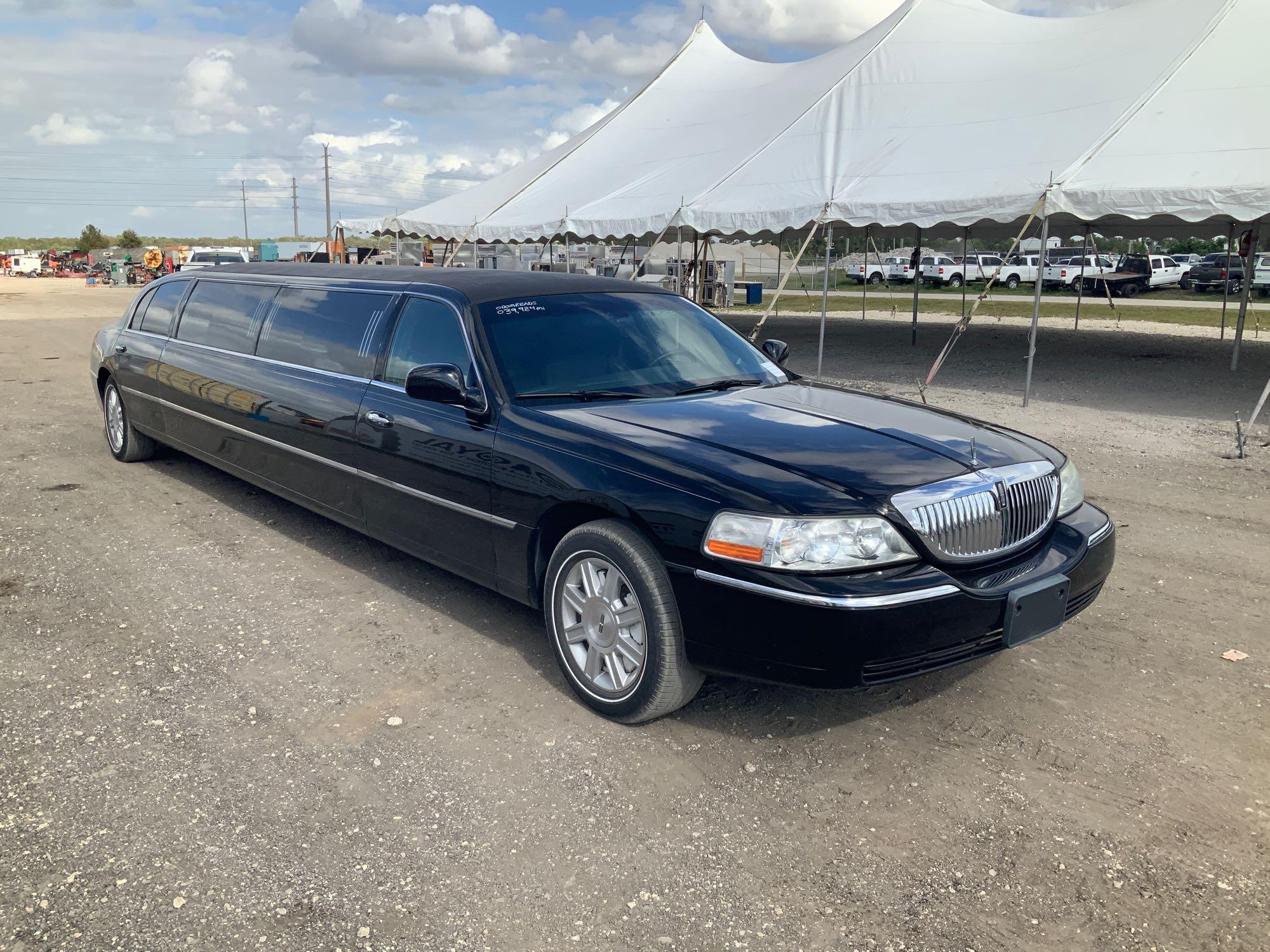 2011 Lincoln Town Car Stretch Limousine