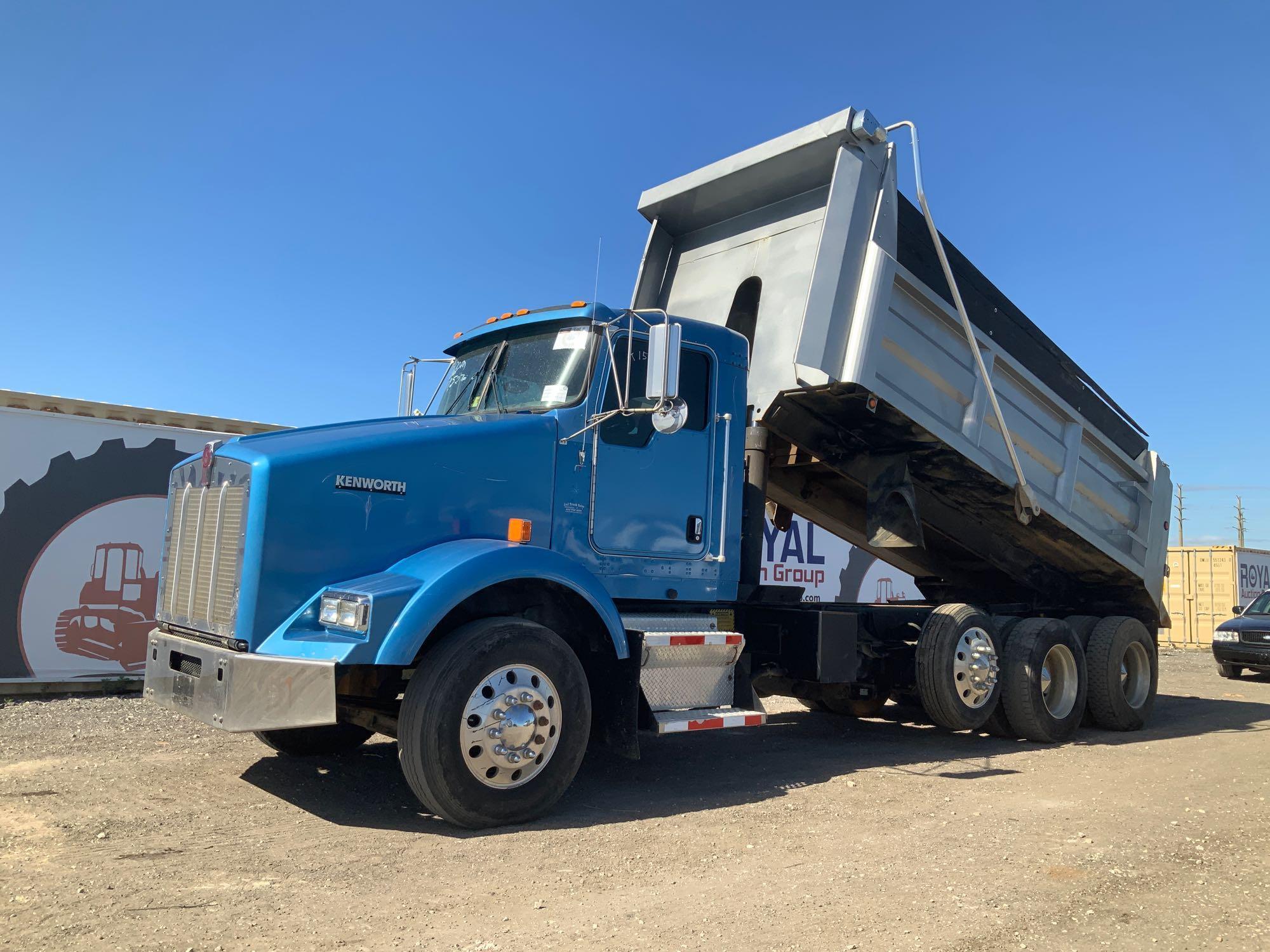 2004 Kenworth T800 Tri-Axle Dump Truck