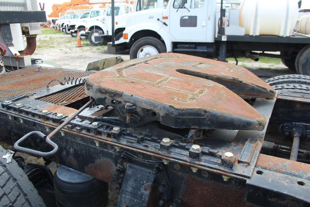 1999 Peterbilt 385 Tandem Axle Daycab Truck Tractor